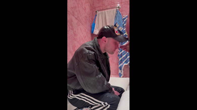 KinkySirius: Un gopnik russe en veste en cuir et chaussures de...