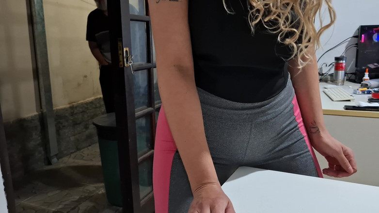 Gabi SweetCouplesStories: Cewek sange ini lagi asik masturbasi memeknya di atas meja...