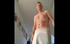 NicoMulticum1: Nico Multicum раздевается, играет с его членом и кончает