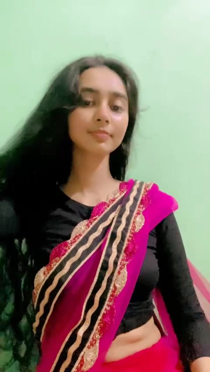 MehwishAly: 穿着德西礼服的德西女孩展示她的乳房