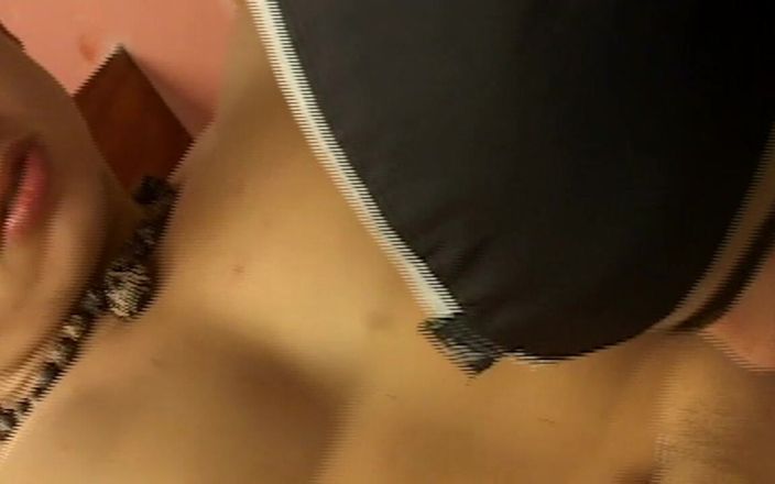 Just X Gays amateur porn: लैटिना मर्द बिना कंडोम गहरे गहरे तक जुड़वाँ को चोदता है और गर्मी से भरा होता है और पीछे नहीं पकड़ता है