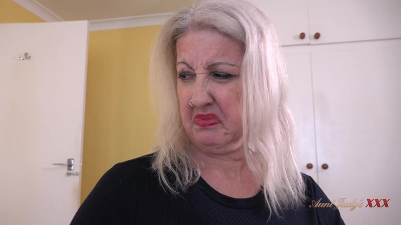 Aunt Judy's XXX: AuntJudysxxx - tu madrastra madura Sra. Maggie encuentra su cinturón en...