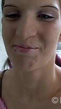 Denise ukazuje svou kundičku a další