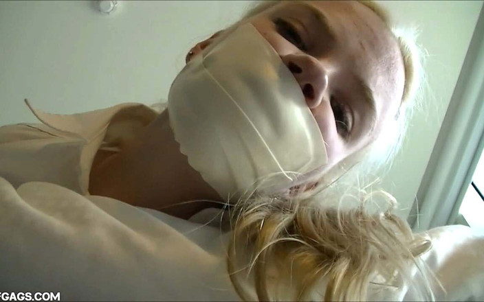 Selfgags classic: Svázaná blondýnka gagged s kalhotkami, ballgag a microfoam tape!