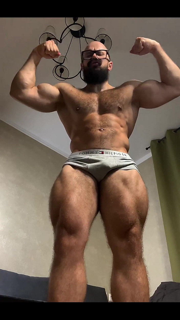 Mister Stone: Ayaklarıma ve kaslarıma tapmak için ağzını kullan