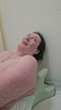 처음으로 섹스 머신을 사용하는 동안 가까운 얼굴을 보여주는 Cripplefreak4u