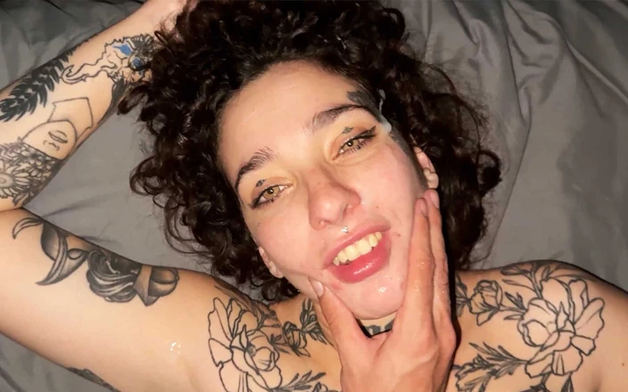 Shady Sluts: 另类荡妇Rebekah Rose激烈地操到多次高潮！
