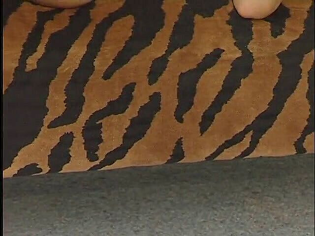 Lucky Cooch: 纹身黑发女郎的阴户在老式视频中被舔舐然后被狠操