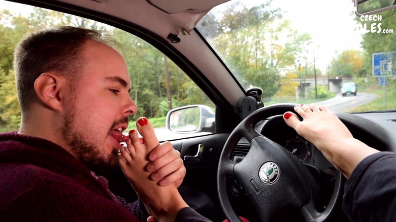 Czech Soles - foot fetish content: Kakinya yang berbau besar di dalam mobil menyala