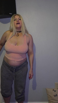 La moglie traditrice solitaria scopa e riceve creampie dalla babysitter - 4K