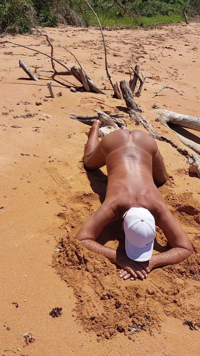 Ladysilvas: Ladysilva di pantai berbogel dengan pantat panas sawo dengan tanda...