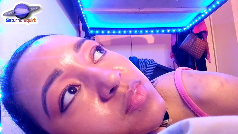 Saturno Squirt: Pancutan mani Saturno menggoda awak dengan pepek bertandanya dalam seluar...