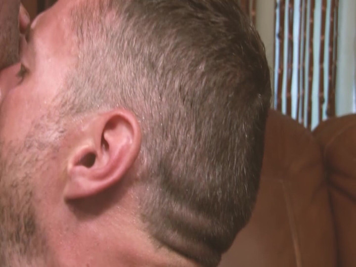 SEXUAL SIN GAY: 射精に飢えたゲイ男性が、筋肉質な同僚たちの2本のペニスを3Pで楽しむ