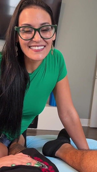 Adik tiri nerd Jade Green mahu mencuba lucah dengan Teddy Tarantino
