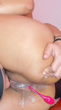 She Squirts All Over Her Girlfriend’s Hand