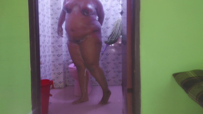 Your Boy's Cum: Když se moje macecha sprchuje na záchodě bez dveří zámku,...