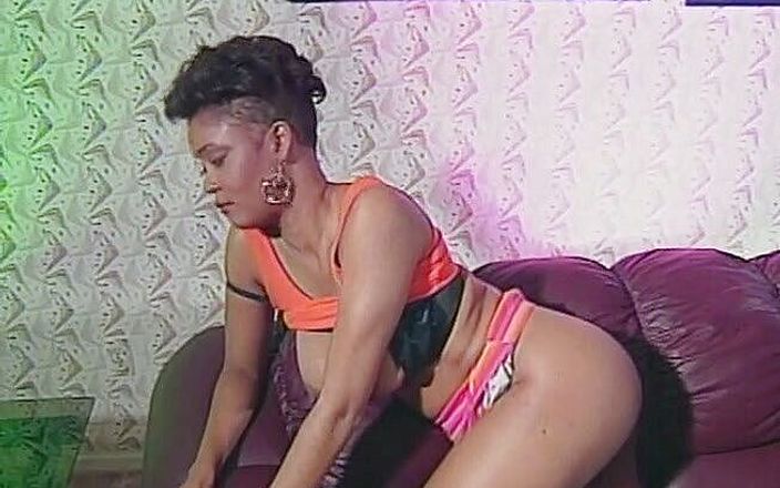 Lesbo Tube: Vintage negras lésbicas fodendo com cinta-caralho e xoxotas com consolo