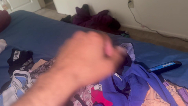 pantykok: Vago en la cama usando bragas.