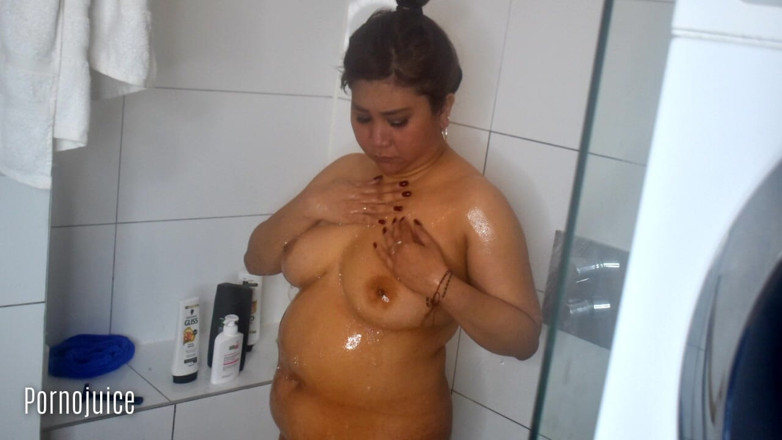 PornoJuice Faphouse: Joan Belle s’amuse sous la douche