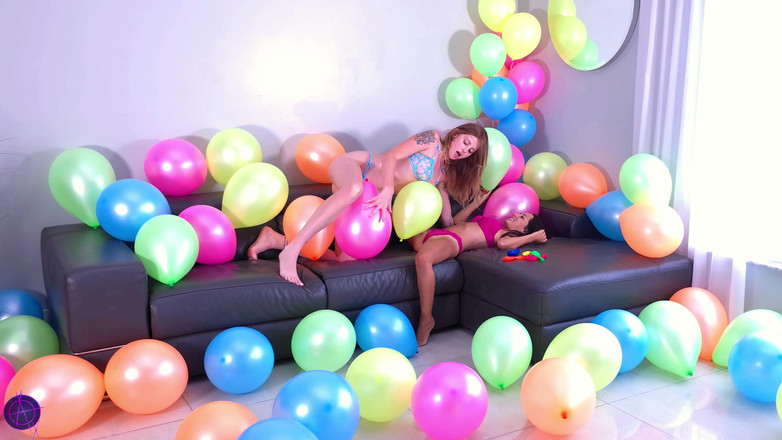 Nicky Rebel: Excitée pour les ballons