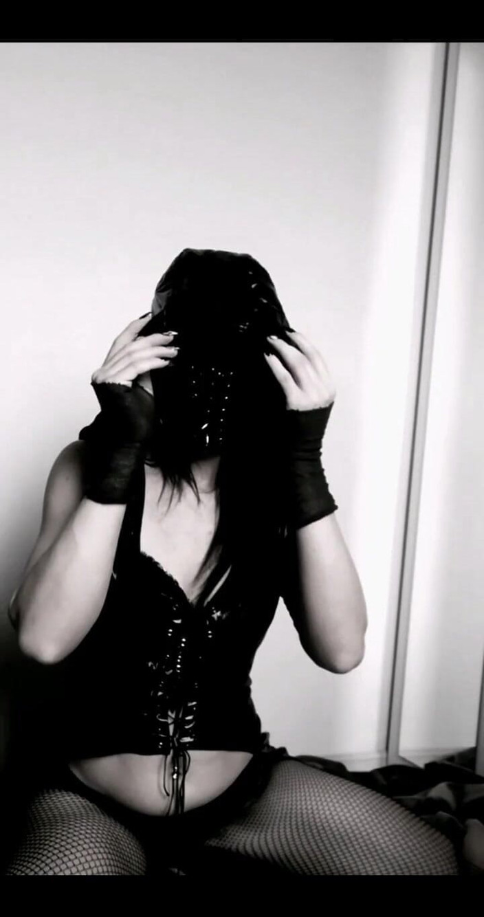 Aliahkey: Você gostaria de rasgar essa roupa selvagem de mim?
