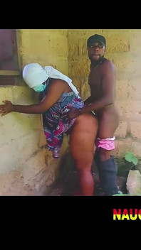 Afrikalı üvey erkek kardeşim iri güzel siyah Afrikalı büyük memelerle sikişiyor