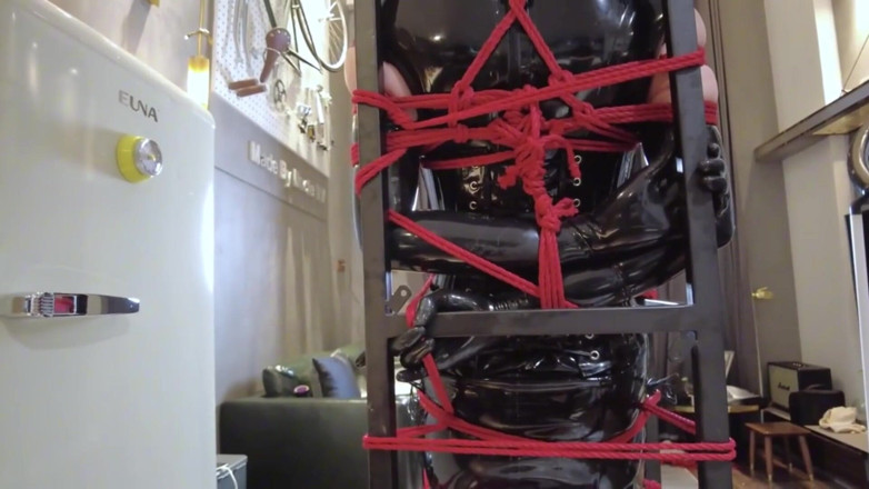 Aisan girl bondage: Mz32 - Attachée à l’intérieur d’un dispositif métallique, atteignant un orgasme vibrant.