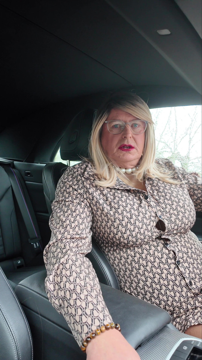 Kelly CD 2022: Sexy transvestiert kellycd2022 Nachmittagsfahrt in gebräunten strumpfhosen und Absätzen