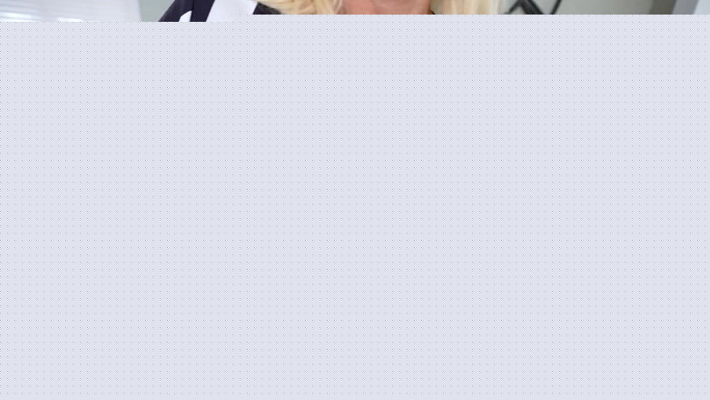 PervMom: Madrastra milf Victoria muestra a su hijastro pasante cómo tener éxito...