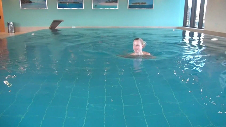 Blondehexe: Handjob in the Swimming Pool Part 1
