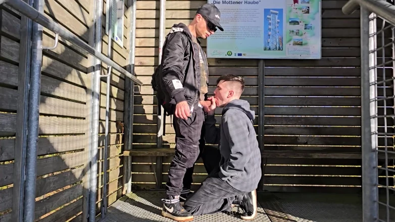 boyzxy212: 同性恋户外口交在观察塔