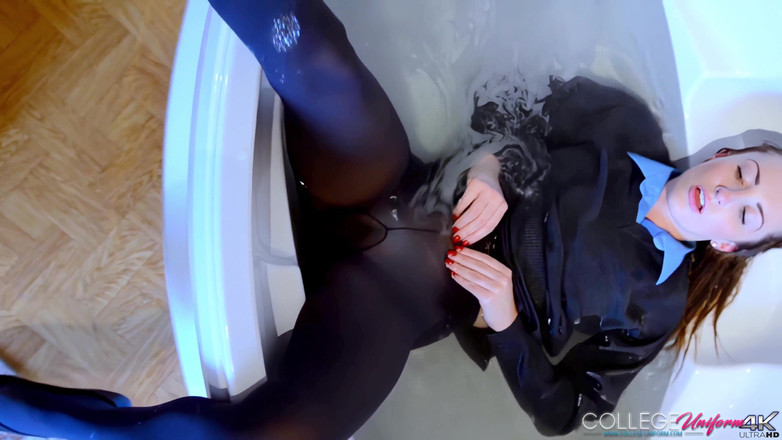 College Uniform: 以Sophia Smith为特色的女学生洗澡