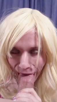 Joven rubia trans ama tanto la polla