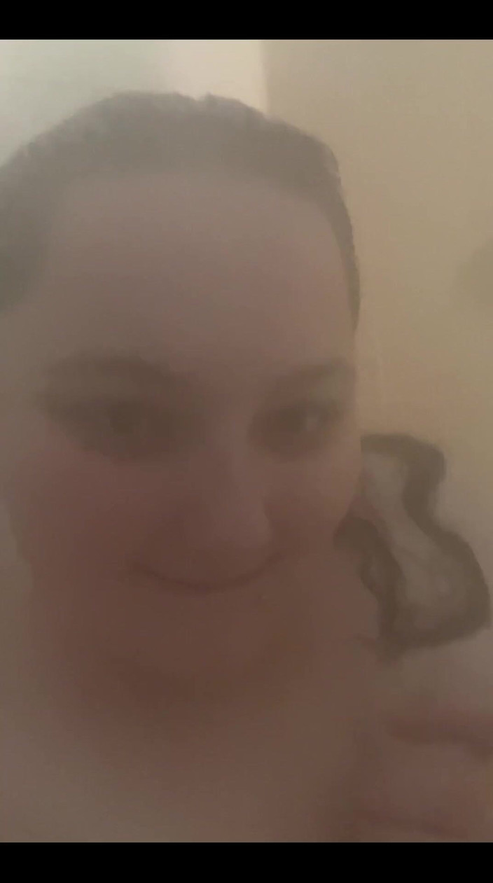SexyBreedingBbw: Une BBW joue sous la douche