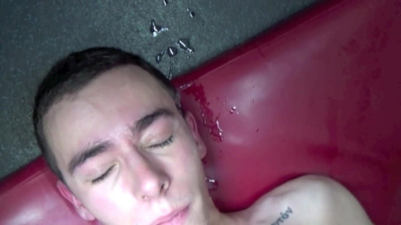French twinks amator sextapes: Video sessuale amatoriale con un ragazzo che succhia il cazzo...