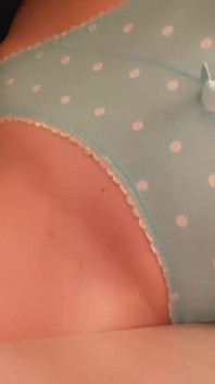 Ya Tuhan! Orgasme Tanpa Tangan. Cewek hot lagi asik ngusap memeknya sampai muncrat