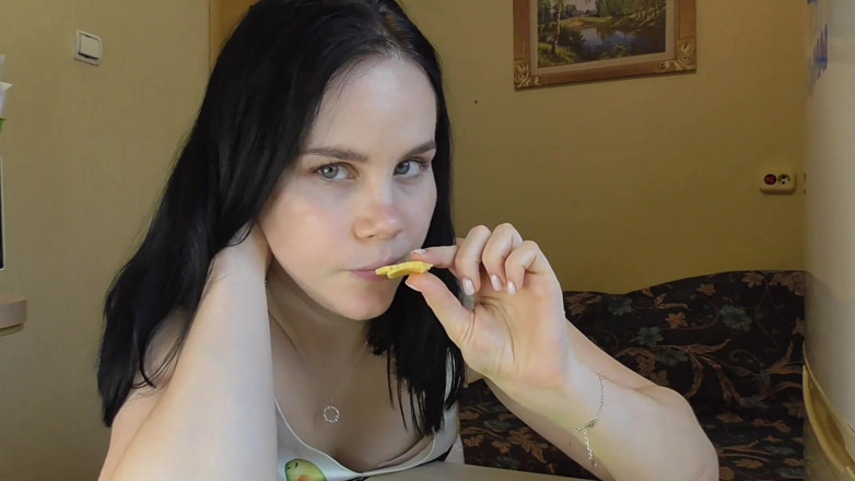 Anna Sky: Giantess is ready to eat you with cheese
