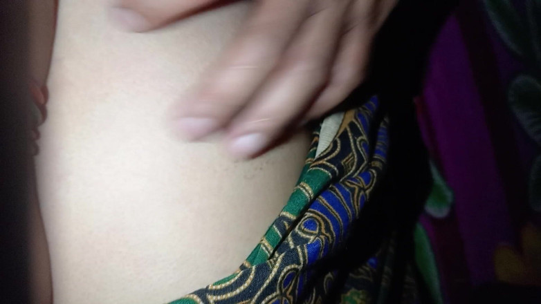 Sano lado: Pasangan Nepali baru berkongkek baik di atas katil