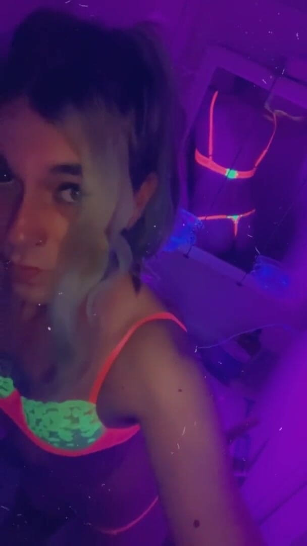 CarmenMelatonin: Chica fiesti sexy quiere follar