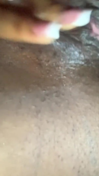 Nena caliente blackgurl234 acariciando su coño hasta que chorrea