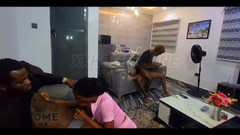 Home Alone: 大学宿舍的大学群交派对