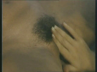 Naughty Girls: Hnědovlasá kráska líže kundičku své kamarádky venku