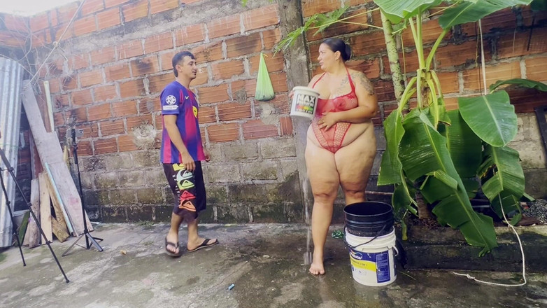 Lexly_16: 내 이웃이 내 정원으로 걸어들어갔고 이것은 놀라운 일이 일어났다