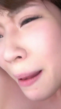 仅限大胸妻子 - 与已婚女性在工作时发生性关系 - 玻璃上的乳房印记