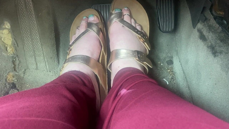 BellaBlast: 穿着凉鞋的踏板- 一只脚踩在汽油上，其他在刹车上驾驶