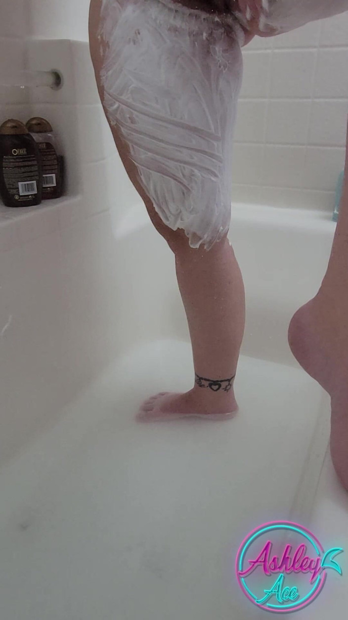 AshleyAce69: Ashley ace刮她的腿 - 无毛 2023 年 11 月