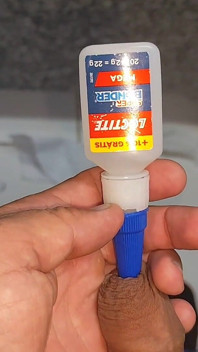 Super Klebstoff auf der Eichel im Badezimmer bei der Arbeit.