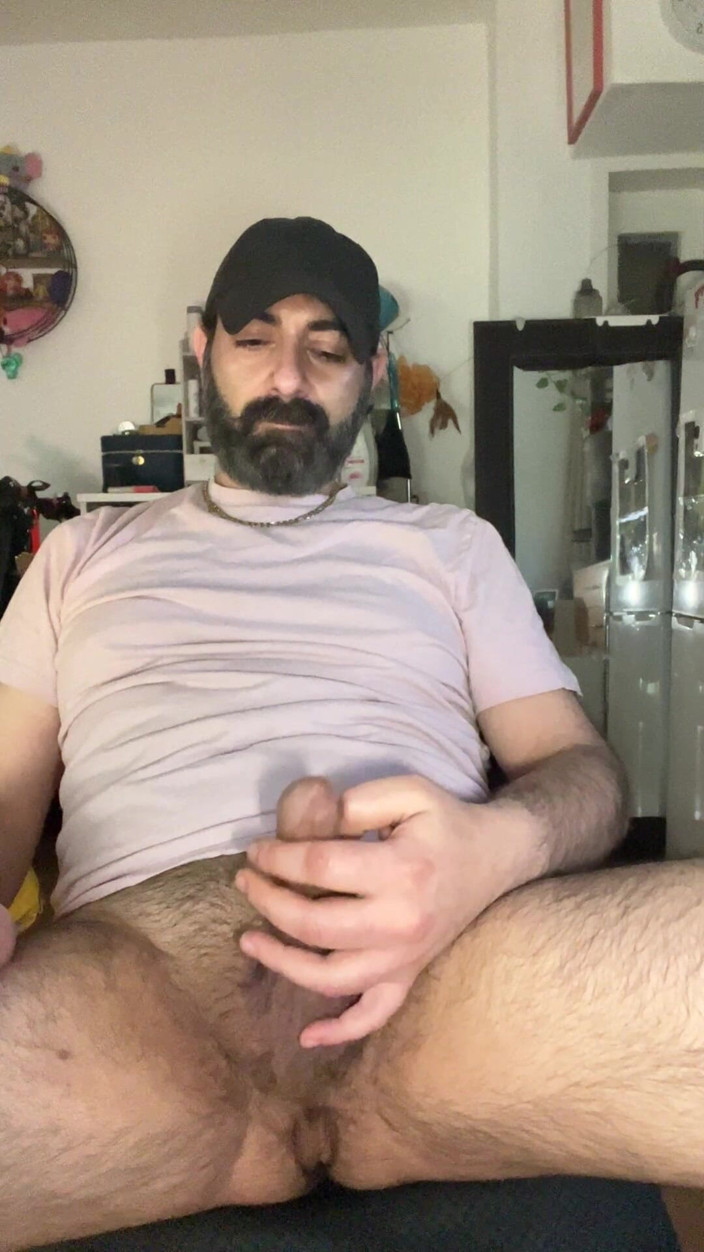 Lextalon: Seduto a Gambe Aperte Davanti Alla Webcam