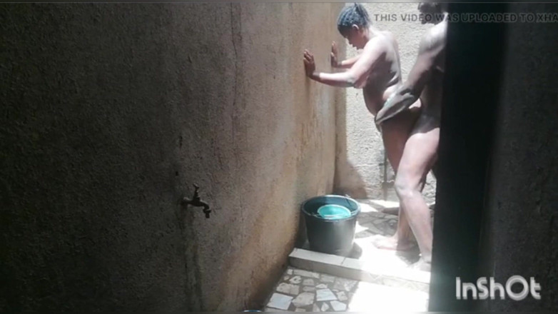 Pornsexlive: Cinta dalam rahsia di Bilik Mandi Afrika