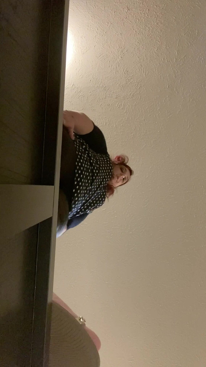 BellaBlast: Висит на уступе - будет ли эта толстушка топтать пальцами, чтобы вы упали?